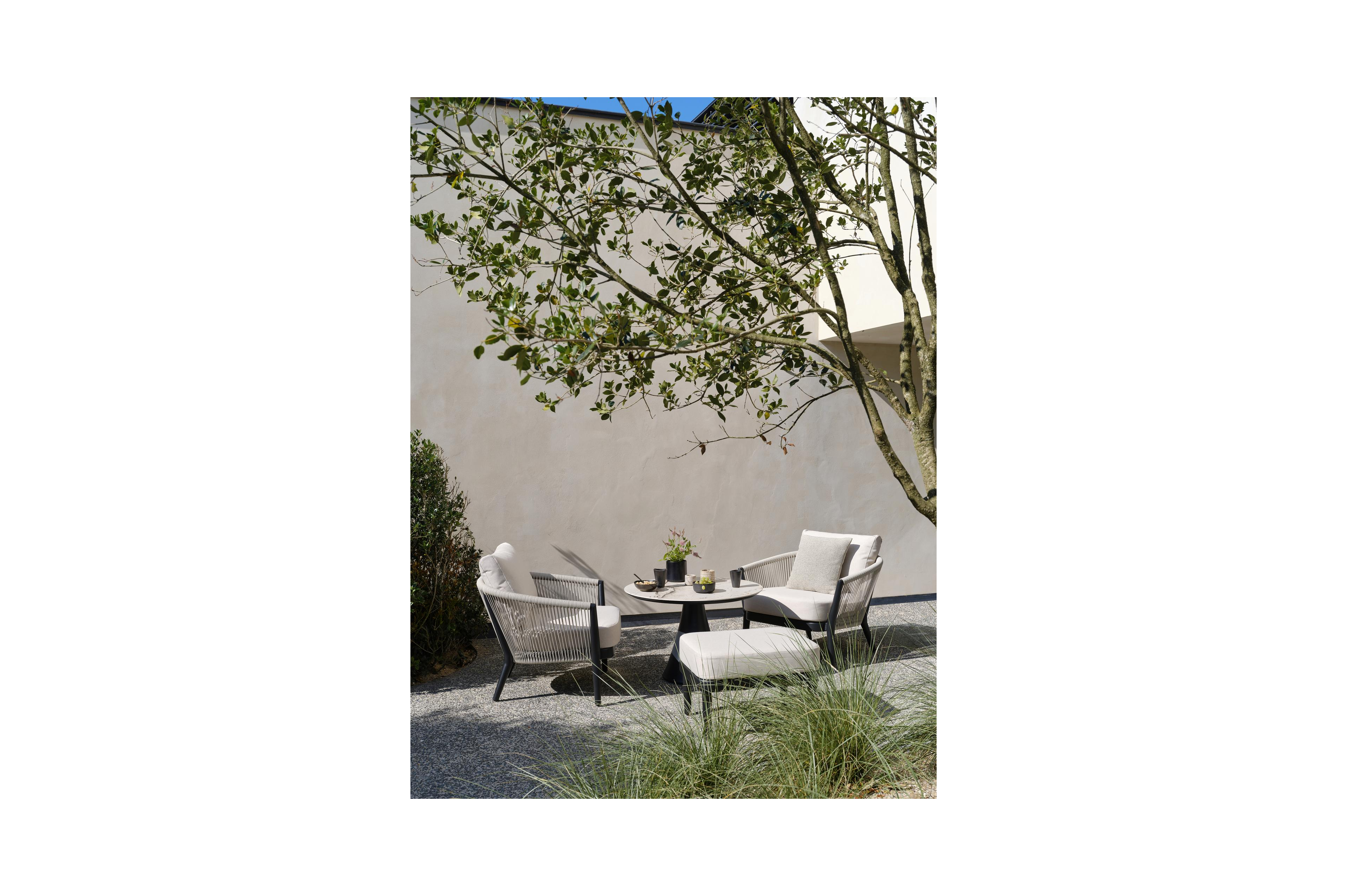 Orso loungestoel 1-zit in zwart aluminium en beige verticaal geweven ronde rope met marbella tunder All Weather Cosytica kussen