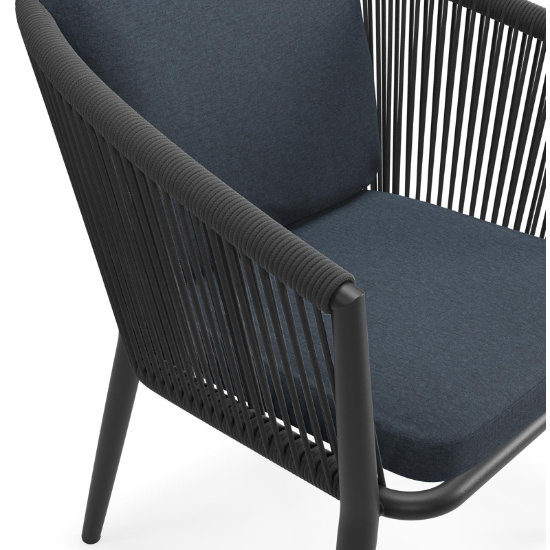 Orso tuinstoel in zwart aluminium en zwart verticaal geweven ronde rope met luxe zitkussen in All Weather Sunbrella® Luxe Heritage Indigo