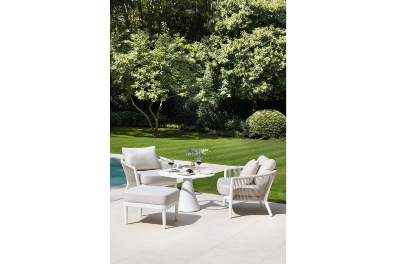 Orso loungestoel in wit aluminium en beige verticaal geweven ronde rope met Tundra Sand all weather sunbrella® luxe kussen