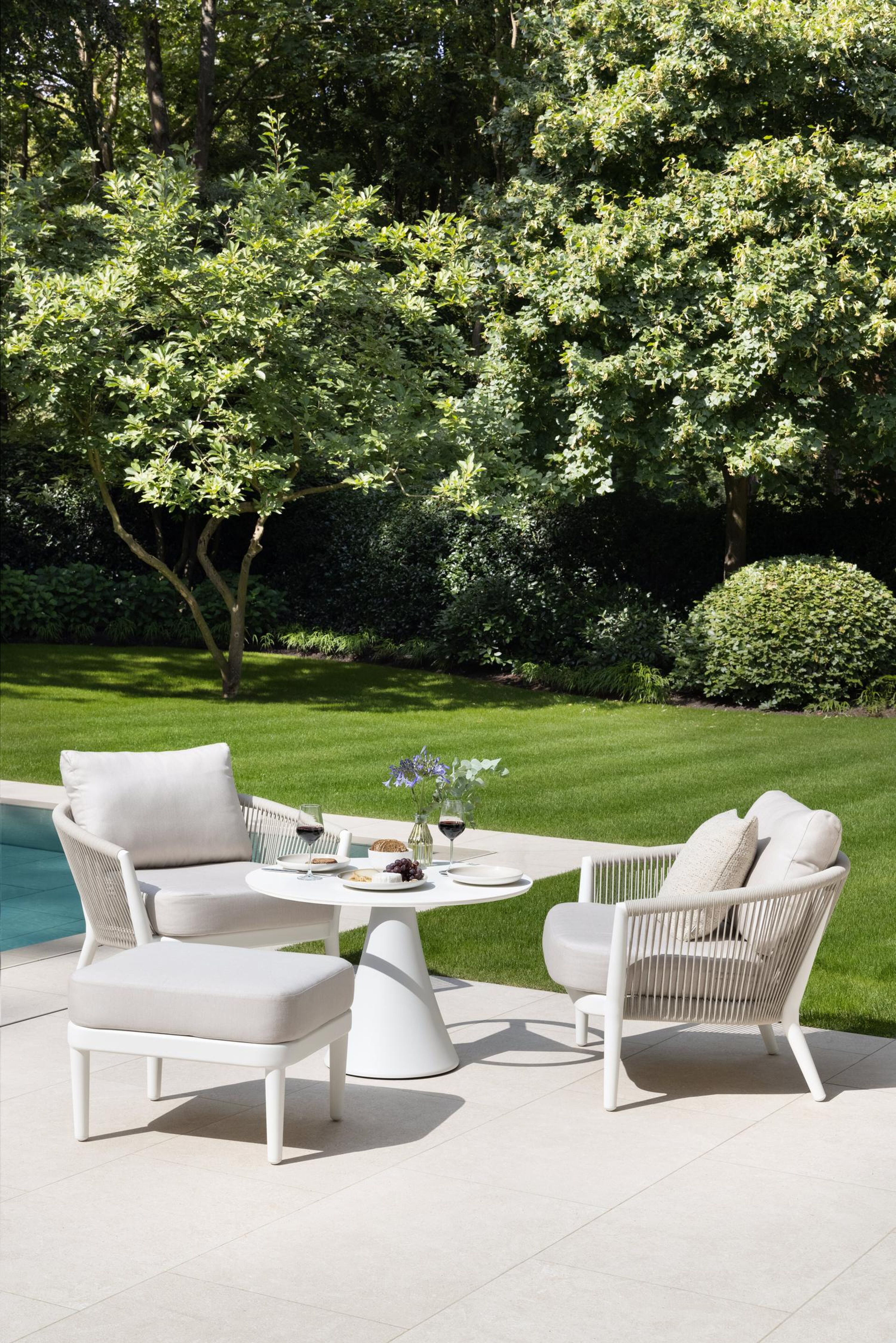 Orso loungestoel in wit aluminium en beige verticaal geweven ronde rope met Slow Farafra all weather sunbrella® luxe kussen