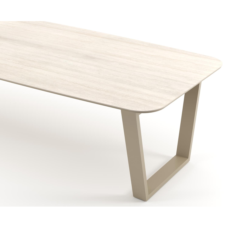 Table de jardin Pagino forme de bateau en aluminium beige et céramique pleine Travertino Bianco - Lg. 315 x Lrg. 115 x Haut. 73 cm