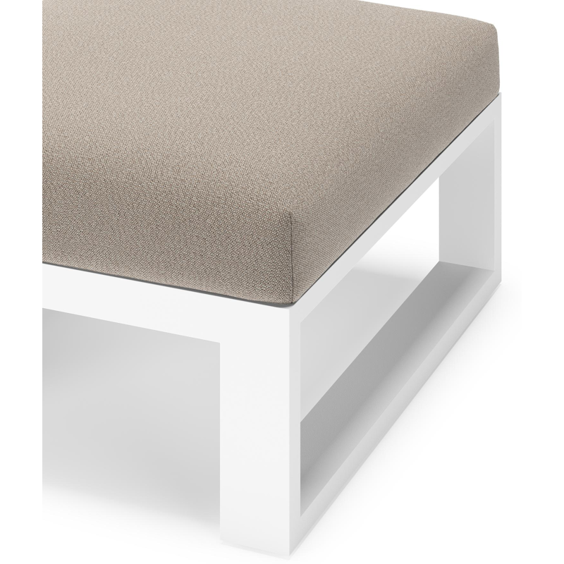 Verato poef in wit aluminium met savane coconut all weather sunbrella® luxe kussen