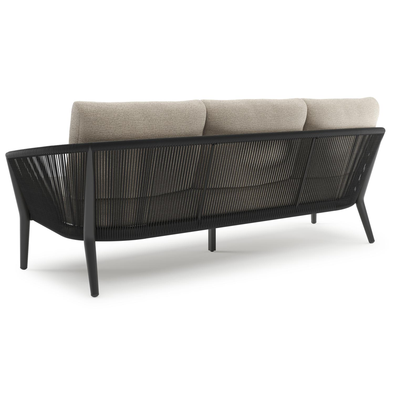 Orso loungeset in zwart aluminium en zwart verticaal geweven ronde rope met Catania Greige all weather cosytica kussen
