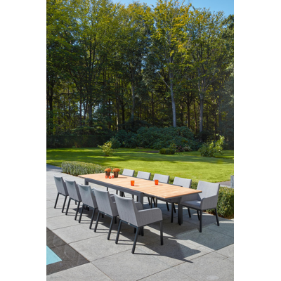 Calobra tuinset met verlengbare tafel in zwart aluminium en naturel teak tafelblad met 10 Rivo tuinstoelen