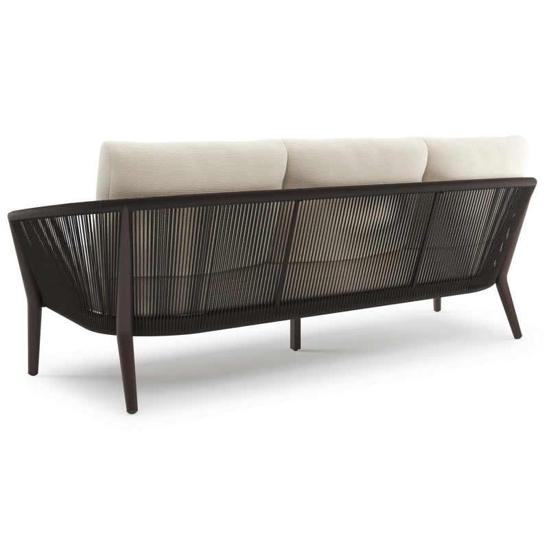 Orso loungeset in donkerbruin aluminium en donkerbruin verticaal geweven ronde rope met Althea Off White all weather cosytica kussen