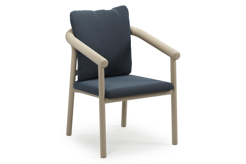 Amico stapelbare tuinstoel in beige aluminium met stoelkussen in All Weather Sunbrella® Luxe Heritage Indigo