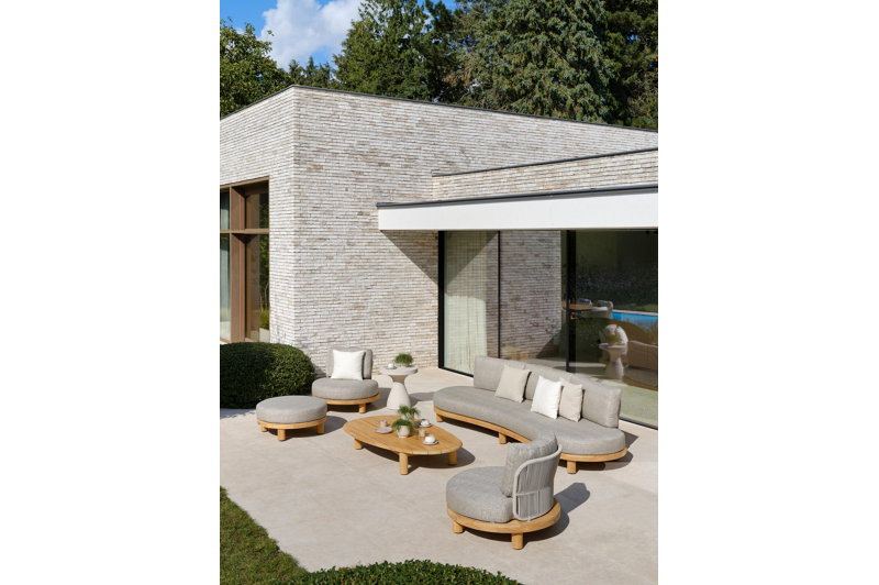 Donato loungebank in teak en beige verticaal geweven ronde rope met all weather sunbrella® luxe Lopi Sand kussen