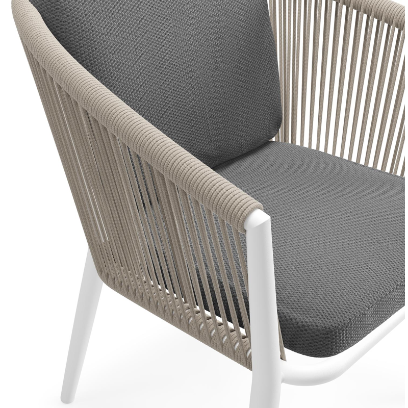 Chaise de jardin Orso en aluminium blanc et corde ronde tissée verticalement beige avec coussin luxe en All Weather Sunbrella® Luxe Lopi Shadow
