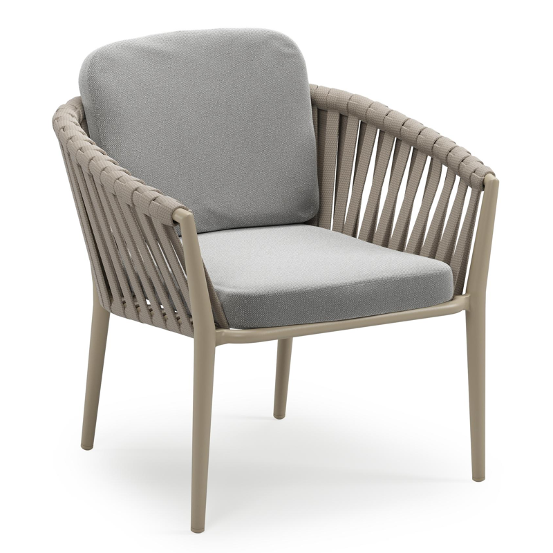 Orso low dining tuinstoel in beige aluminium en beige verticaal geweven luxe vlakke brede rope met stoelkussen in All Weather Sunbrella® Luxe Savane Grey