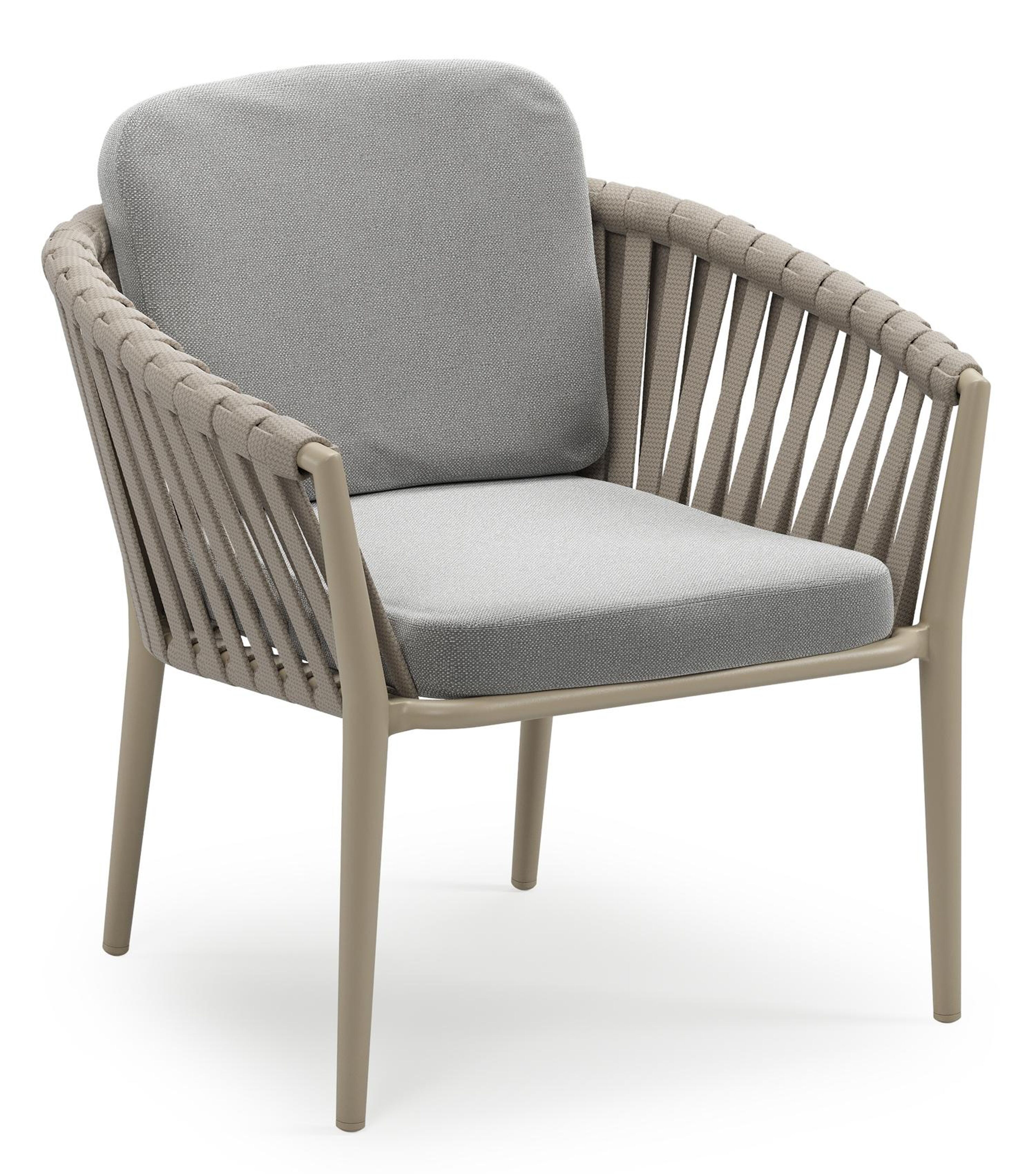 Orso low dining tuinstoel in beige aluminium en beige verticaal geweven luxe vlakke brede rope met stoelkussen in All Weather Sunbrella® Luxe Savane Grey