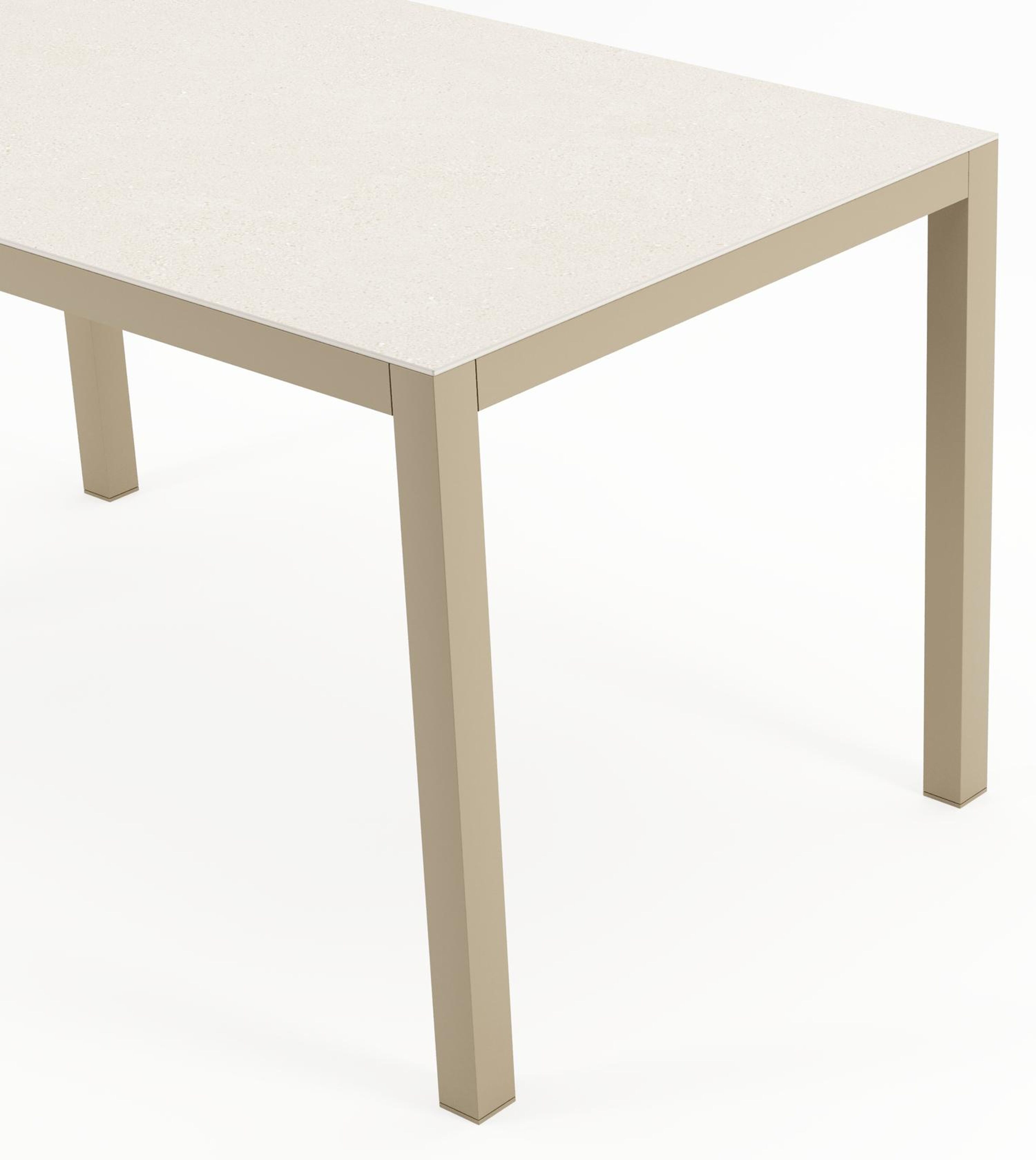 Feltro tuinset in beige aluminium en crema minerale sintered stone met 4 stapelbare Calobra tuinstoelen