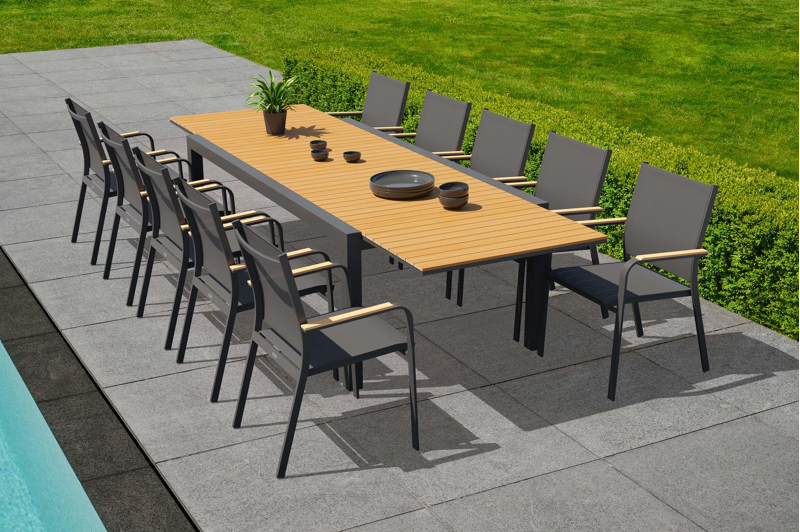 Calobra tuinset met verlengbare tafel in zwart aluminium en naturel teak tafelblad met 10 stapelbare Amalfi tuinstoelen