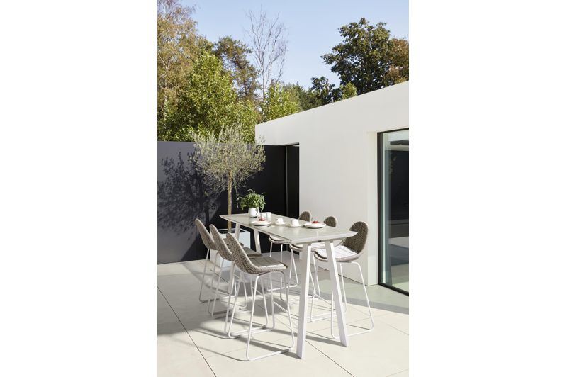 Pagino barstoel in wit aluminium en grijs wicker