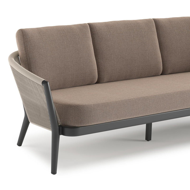 Orso loungebank in zwart aluminium en beige verticaal geweven ronde rope met Savane Earth all weather sunbrella® luxe kussen