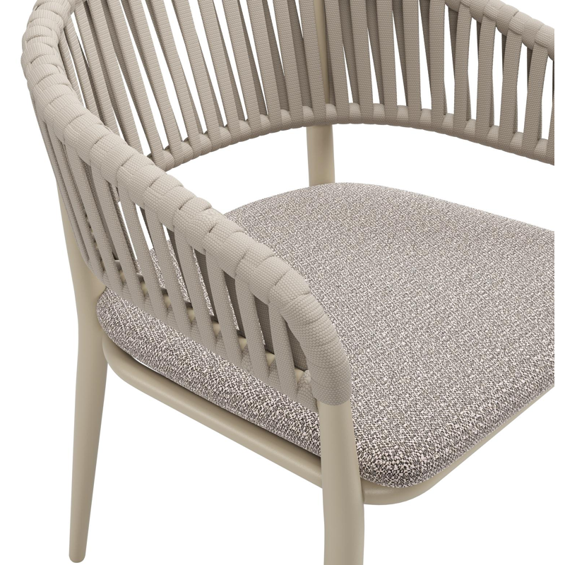 Tolfa stapelbare tuinstoel in beige aluminium en beige verticaal geweven luxe vlakke brede rope met stoelkussen in All Weather Sunbrella® Luxe Wander Granite