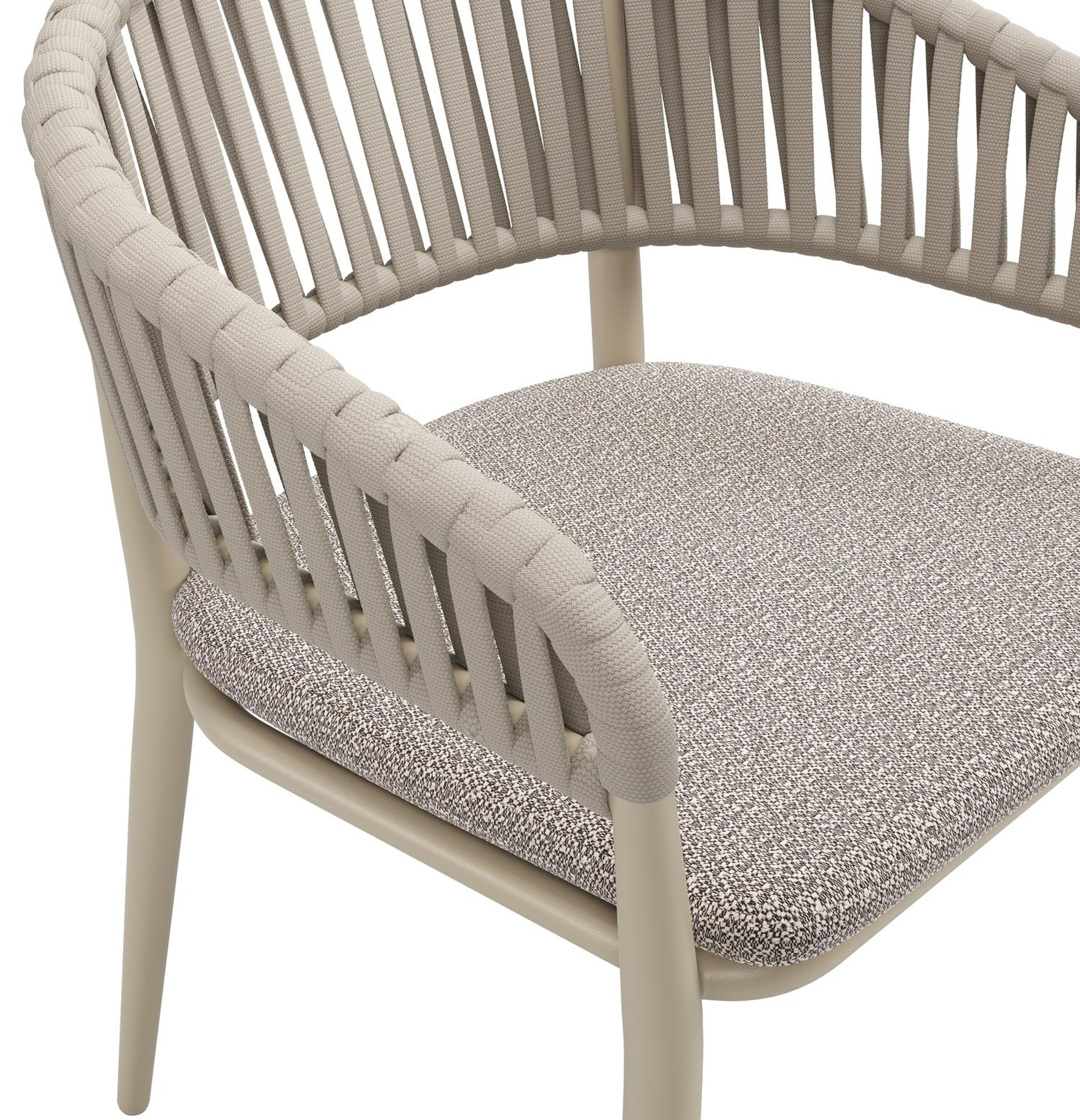 Tolfa stapelbare tuinstoel in beige aluminium en beige verticaal geweven luxe vlakke brede rope met stoelkussen in All Weather Sunbrella® Luxe Wander Granite
