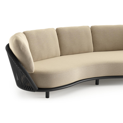 Lupino loungebank in zwart aluminium en zwart verticaal geweven luxe vlakke brede rope met althea camel all weather cosytica kussen