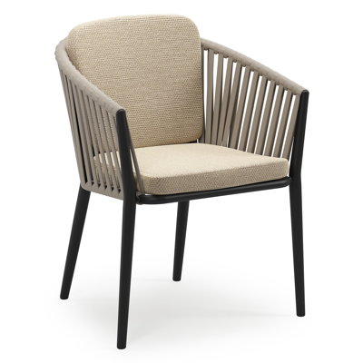 Orso stapelbare tuinstoel in zwart aluminium en beige verticaal geweven luxe vlakke brede rope met stoelkussen in All Weather Cosytica Althea Camel