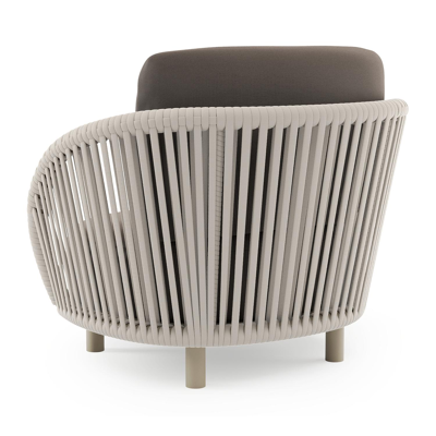 Lupino loungestoel in beige aluminium en beige verticaal geweven luxe vlakke brede rope met natte nature grey all weather sunbrella® luxe kussen