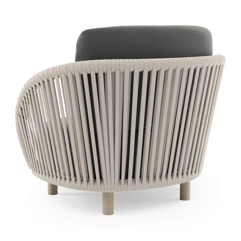 Lupino loungestoel in beige aluminium en beige verticaal geweven luxe vlakke brede rope met natte charcoal chine all weather sunbrella® luxe kussen