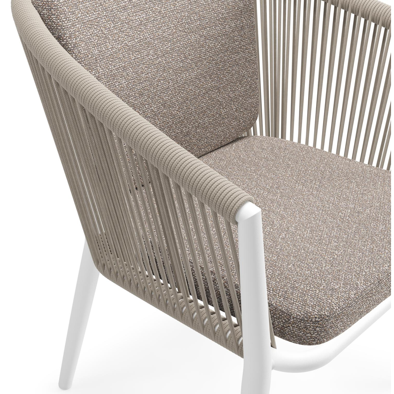 Orso tuinstoel in wit aluminium en beige verticaal geweven ronde rope met zitkussen in All Weather Sunbrella® Luxe Wander Manioc