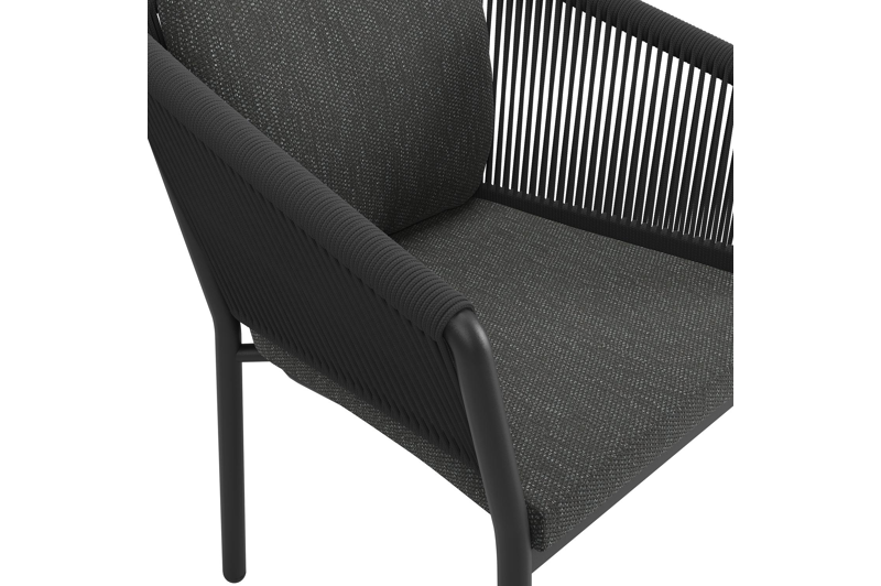 Gerona tuinstoel in zwart aluminium en zwart verticaal geweven ronde rope met kussen in Sky Black Weather+ Softtouch 