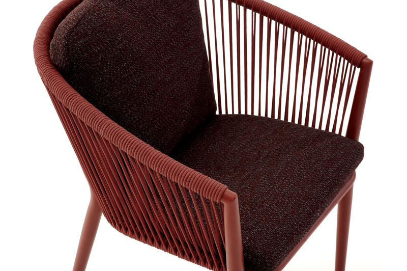 Orso tuinstoel in ruby aluminium en verticaal geweven ronde rope met All Weather Sunbrella Tundra Red kussen