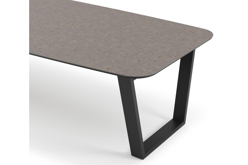 Pagino tuintafel bootvorm in zwart aluminium en volkeramiek wulong - L 315 x B 115 x H 73 cm