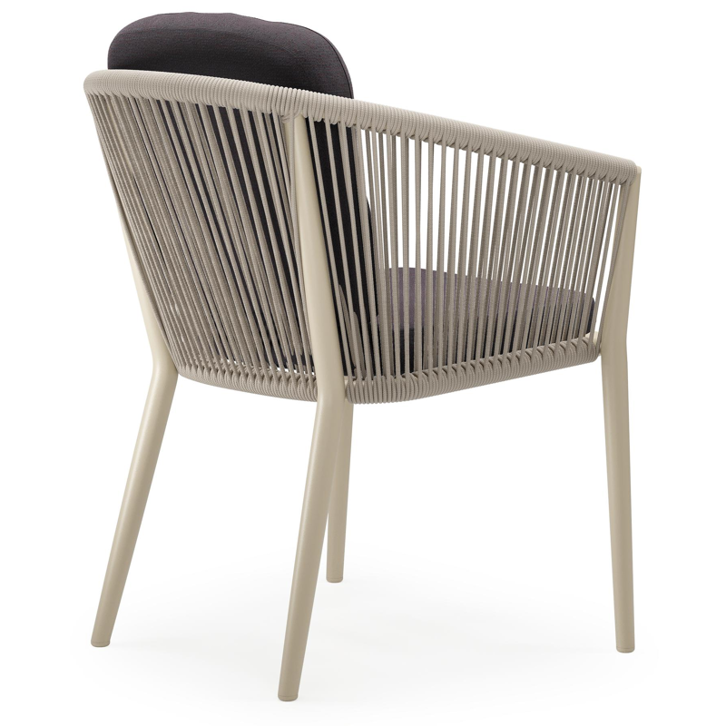 Orso tuinstoel in beige aluminium en beige verticaal geweven ronde rope met luxe zitkussen in All Weather Sunbrella® Luxe Tundra Red