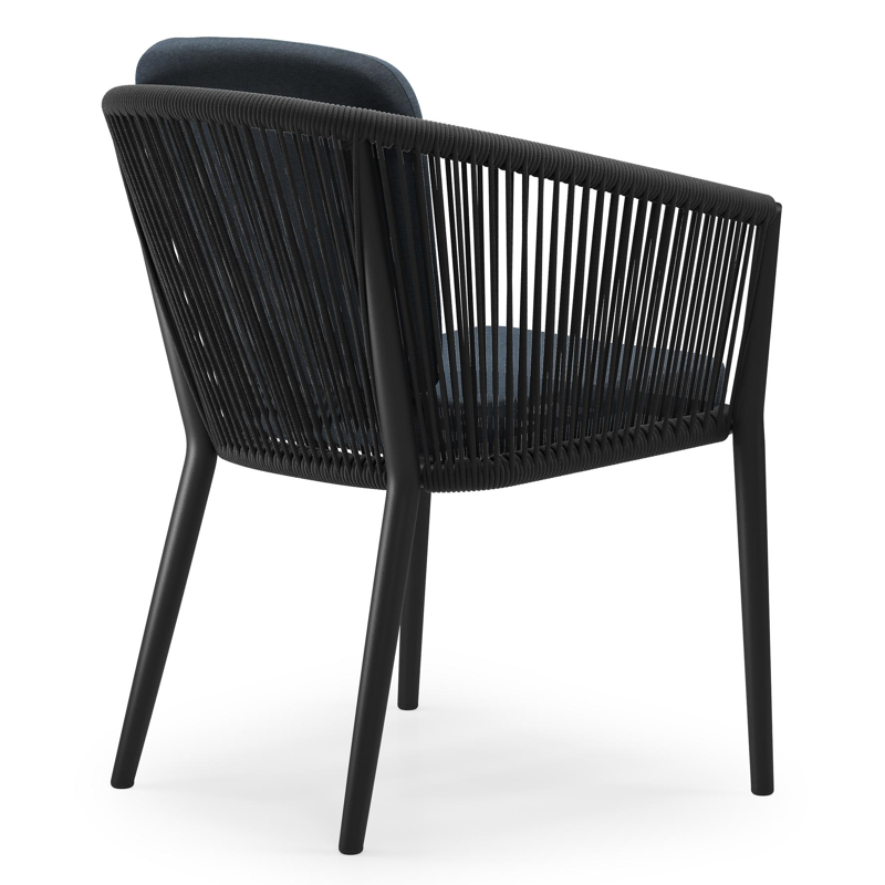 Orso tuinstoel in zwart aluminium en zwart verticaal geweven ronde rope met zitkussen in All Weather Sunbrella® Luxe Heritage Indigo