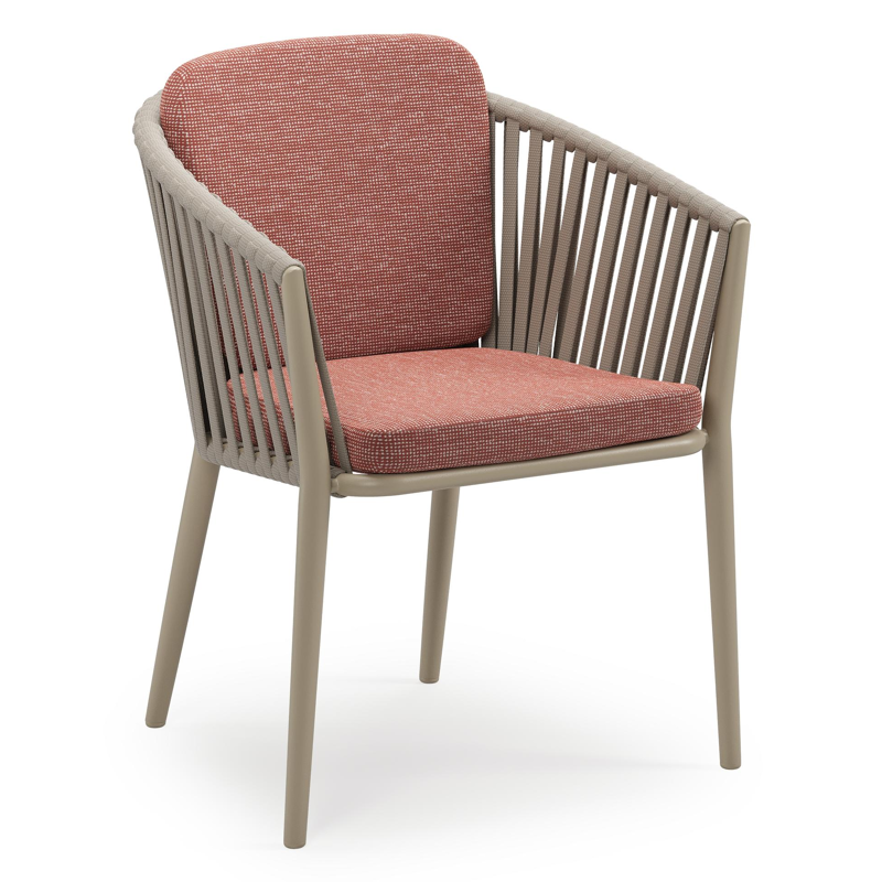 Orso stapelbare tuinstoel in beige aluminium en beige verticaal geweven luxe vlakke brede rope met stoelkussen in All Weather Sunbrella® Luxe Slow Alezan