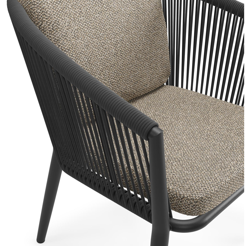 Orso tuinstoel in zwart aluminium en zwart verticaal geweven ronde rope met luxe zitkussen in All Weather Cosytica Madagascar Burch
