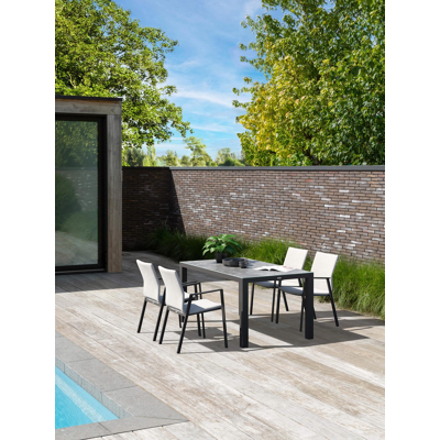 Varese tuinset in zwart aluminium en grijs keramisch glas tafelblad met 4 stapelbare Madura tuinstoelen