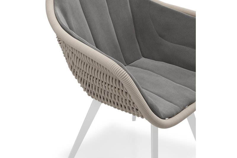 Pagino tuinstoel in wit aluminium en beige ronde wicker met kussen in natte charcoal chine all weather sunbrella® luxe