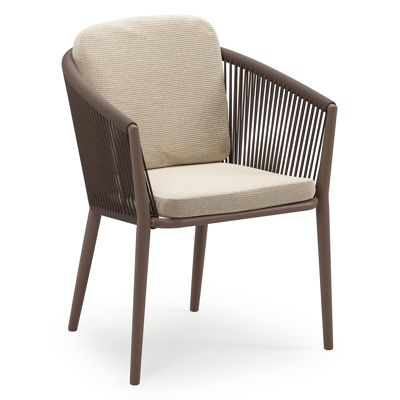 Orso stapelbare tuinstoel in taupe aluminium en taupe verticaal geweven ronde rope met stoelkussen in All Weather Cosytica Althea Chalk