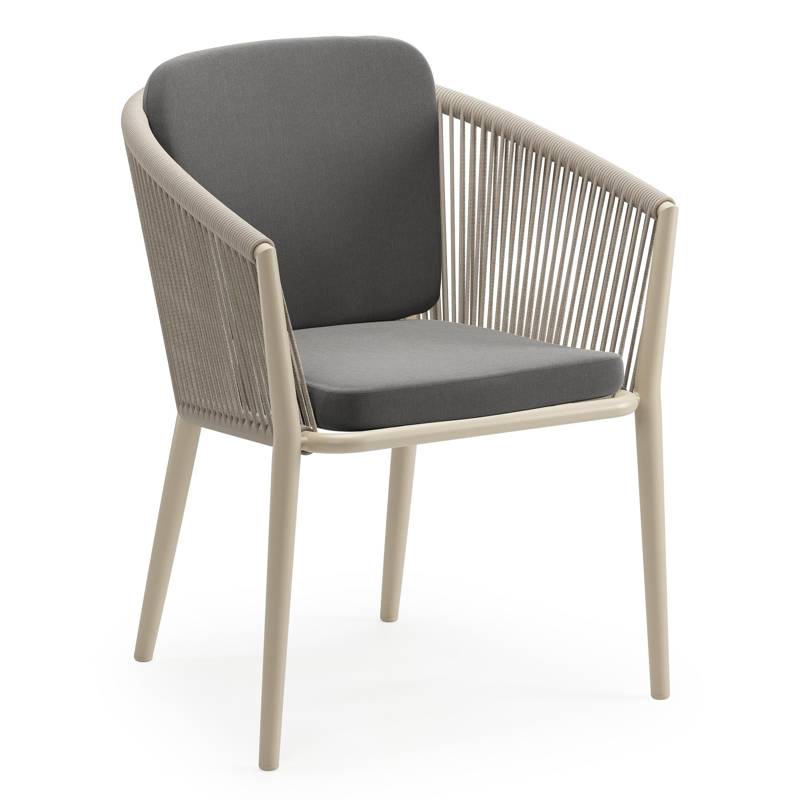 Orso tuinstoel in beige aluminium en beige verticaal geweven ronde rope met zitkussen in All Weather Sunbrella® Luxe Natte Charcoal Chine
