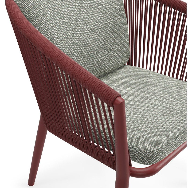 Orso tuinstoel in ruby aluminium en ruby verticaal geweven ronde rope met luxe zitkussen in All Weather Sunbrella® Luxe Savane Leaf
