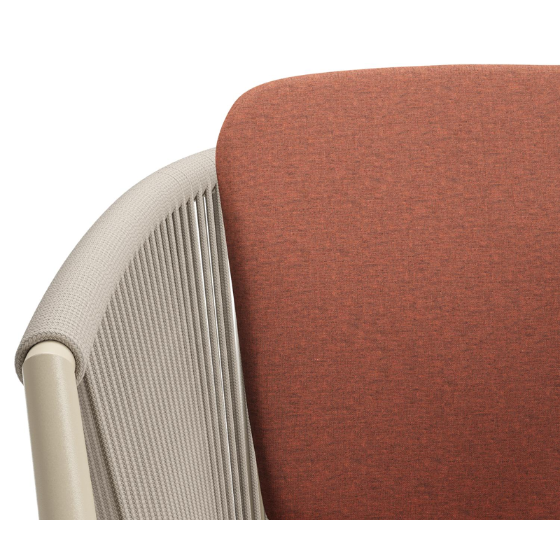 Orso tuinstoel in beige aluminium en beige verticaal geweven ronde rope met zitkussen in All Weather Sunbrella® Luxe Heritage Rust