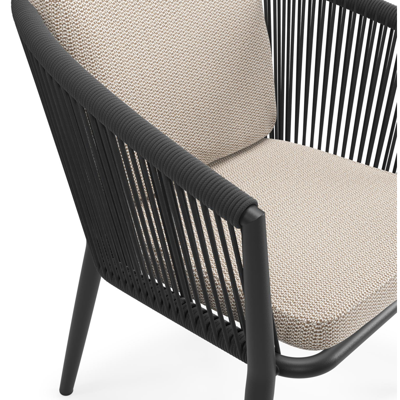 Orso tuinstoel in zwart aluminium en zwart verticaal geweven ronde rope met luxe zitkussen in All Weather Sunbrella® Luxe Lopi Fossil