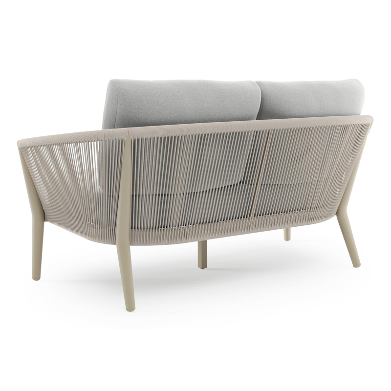 Orso loungebank in beige aluminium en beige verticaal geweven ronde rope met Natte Grey Chine all weather sunbrella® luxe kussen