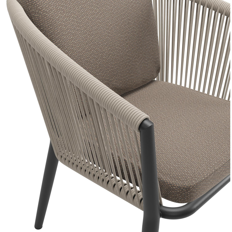 Orso tuinstoel in zwart aluminium en beige verticaal geweven ronde rope met luxe zitkussen in All Weather Sunbrella® Luxe Lopi Coconut