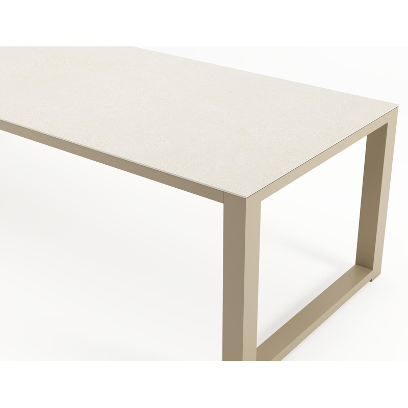 Livo tuinset in beige aluminium en crema minerale sintered stone met 6 stapelbare Madura tuinstoelen