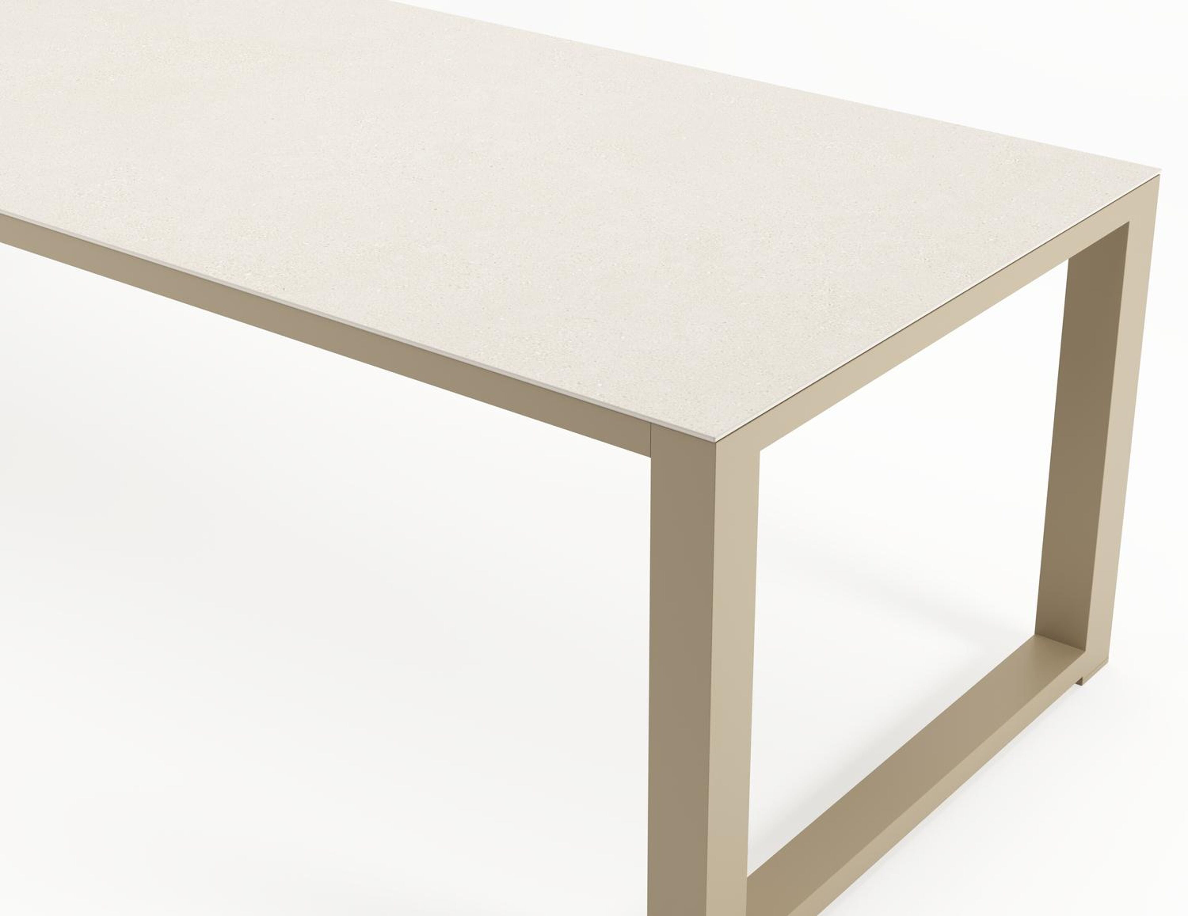 Livo tuinset in beige aluminium en crema minerale sintered stone met 6 stapelbare Madura tuinstoelen