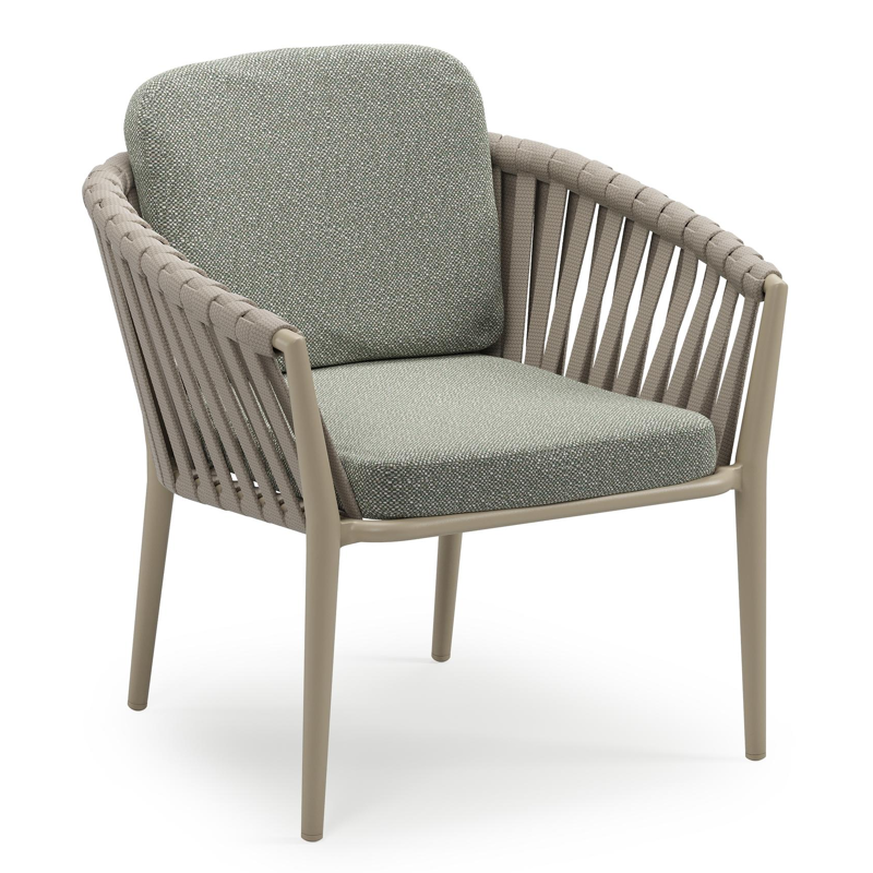 Orso low dining tuinstoel in beige aluminium en beige verticaal geweven luxe vlakke brede rope met stoelkussen in All Weather Sunbrella® Luxe Savane Leaf