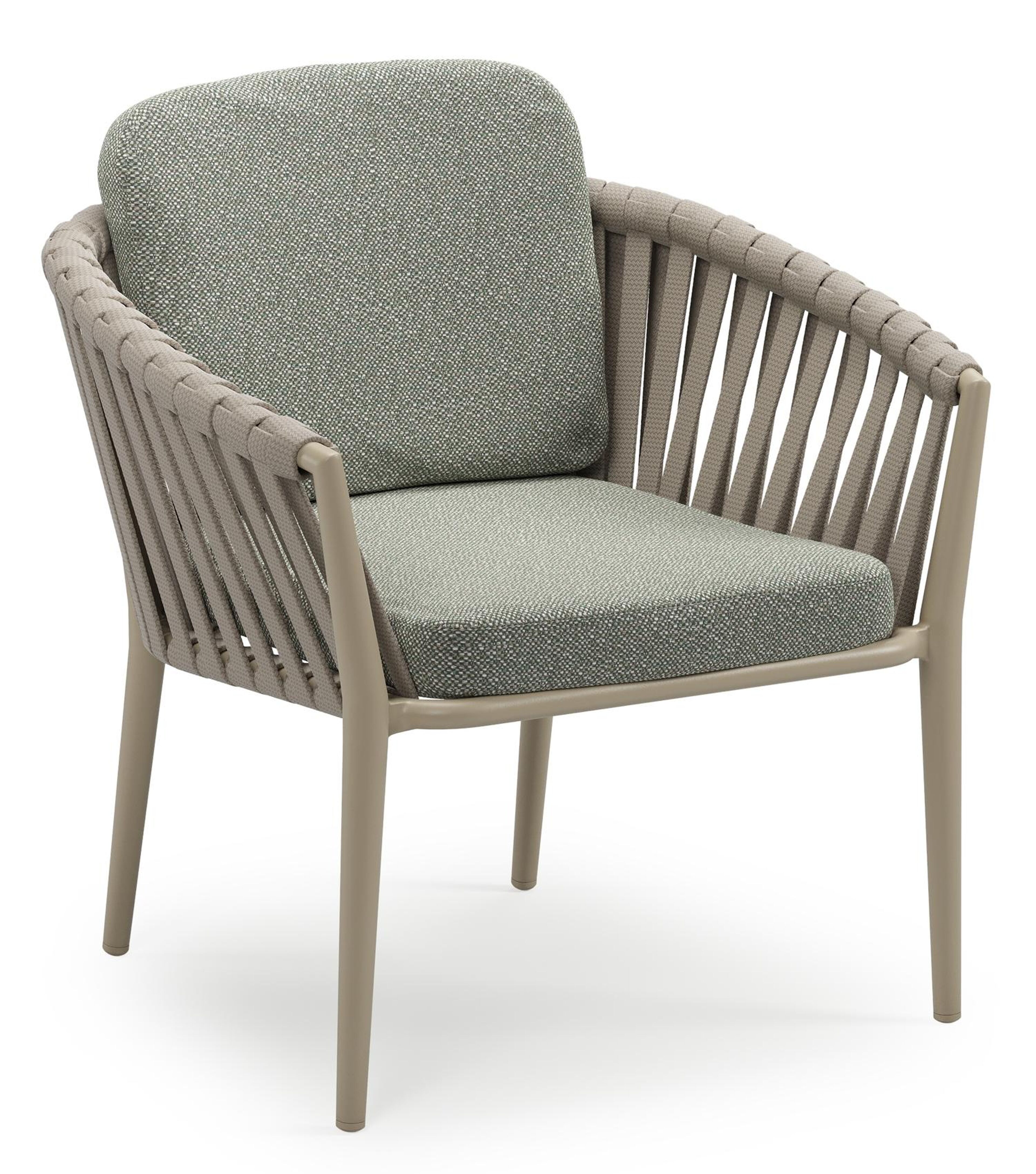 Orso low dining tuinstoel in beige aluminium en beige verticaal geweven luxe vlakke brede rope met stoelkussen in All Weather Sunbrella® Luxe Savane Leaf