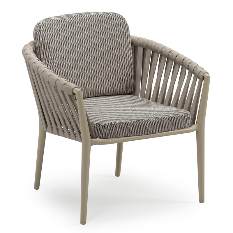 Orso low dining tuinstoel in beige aluminium en beige verticaal geweven luxe vlakke brede rope met stoelkussen in All Weather Sunbrella® Luxe Lopi Pepper