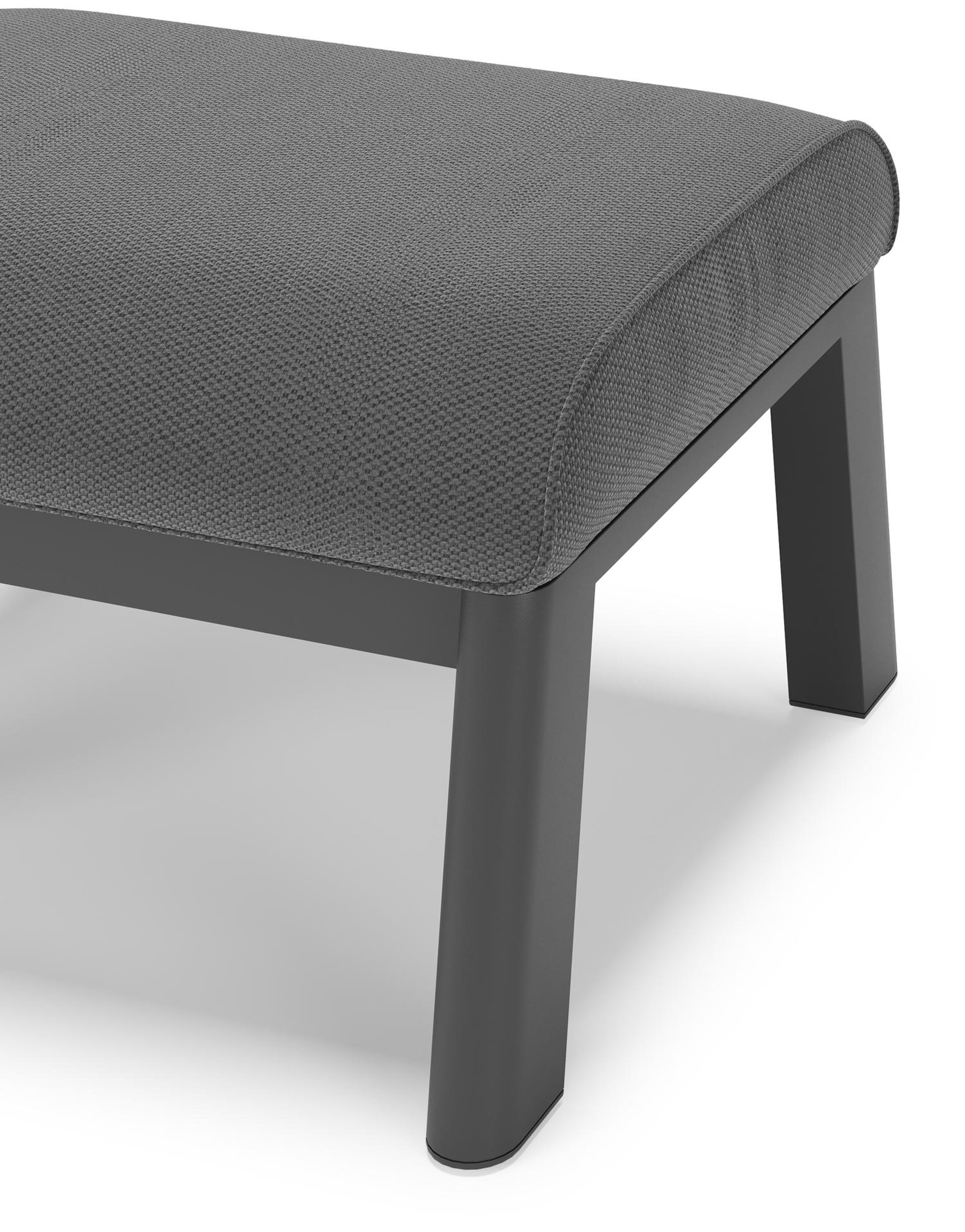 Cirello poef in zwart aluminium met lopi shadow all weather sunbrella® luxe kussen