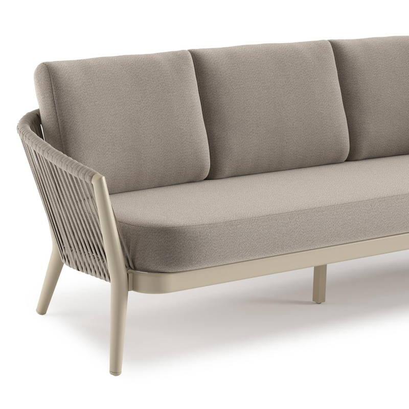 Orso loungebank in beige aluminium en beige verticaal geweven ronde rope met Savane Coconut all weather sunbrella® luxe kussen