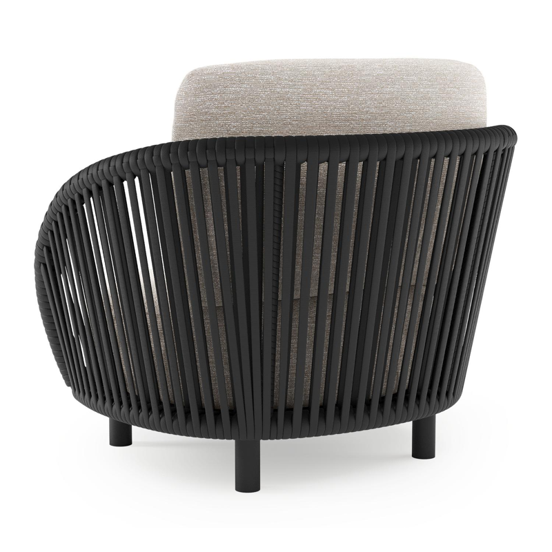 Fauteuil de jardin Lupino en aluminium noir et corde large plate de luxe tissée verticalement noir et coussins en all weather sunbrella® luxe tundra sand