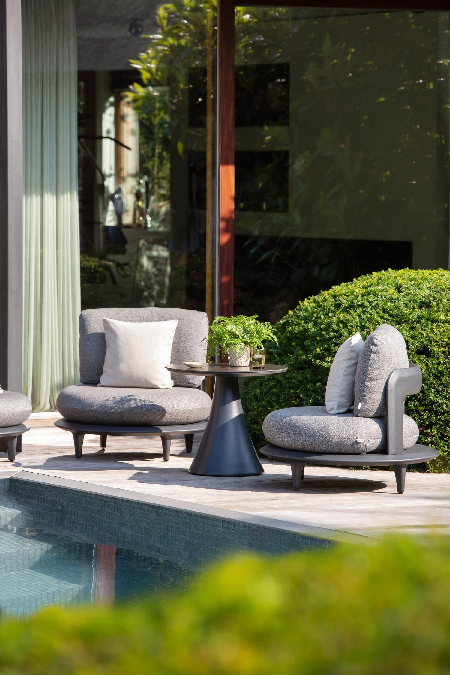 Bomero loungestoel in zwart aluminium met natte carbon beige all weather sunbrella® luxe kussen